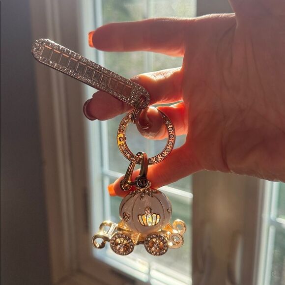 White crystal pumpkin carriage bag charm keychain - Picture 3 of 4